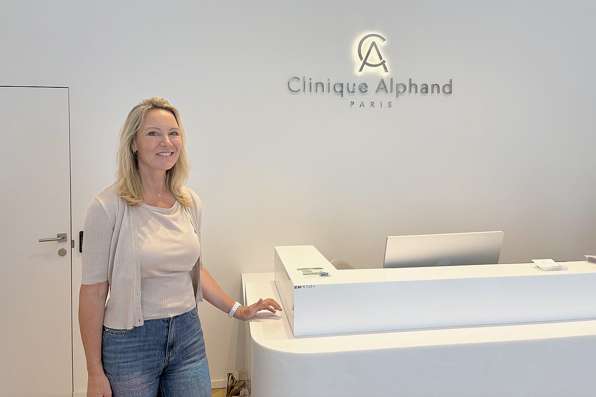 Dr Sophie Martella Favre à l'accueil de la Clinique Alphand